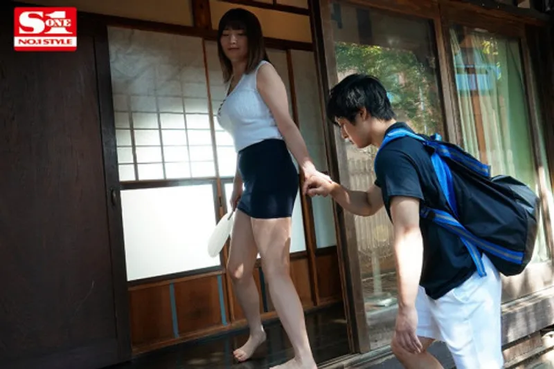 Anh chàng dâm dục dương vật khi nhìn trộm em họ ngoại tình với chồng