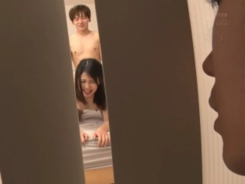 Thanh niên đang vụng trộm với chị nhà đối diện thì anh người chồng về...