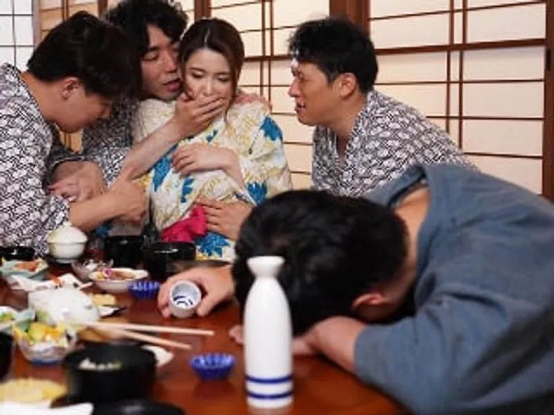 đưa vợ đi suối nước nóng, chồng yêu không biết người vợ bị người khác phang sấp mặt