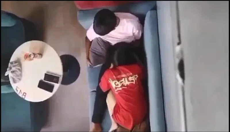 Quay lén người yêu bú bú cho eny nơi công cộng