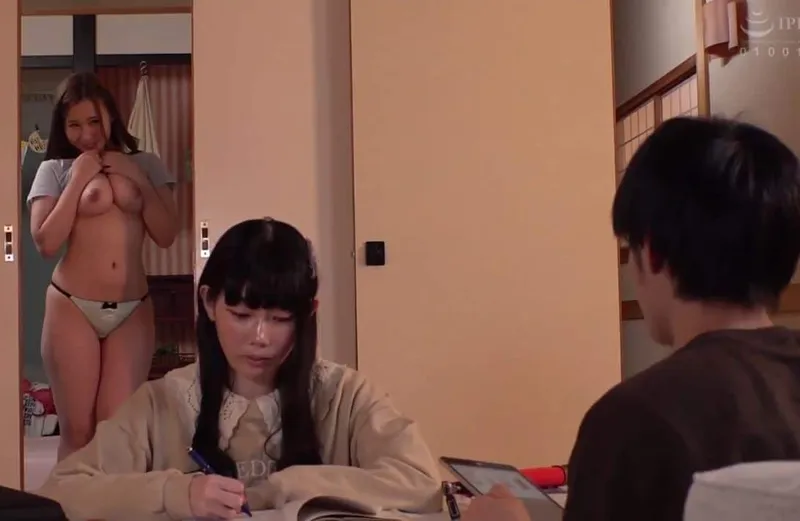 đến nhà cô bạn gái học nhóm nhưng chị gái cô ấy lại gạ tình