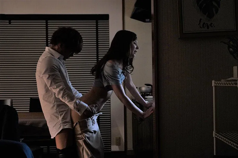 Tiền bối đi công việc, cậu nhân viên đến nhà xxx người vợ ông ấy