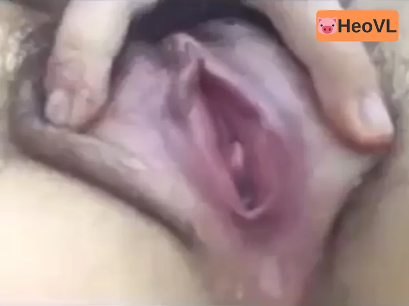 Em ghệ show cận cảnh bướm đang thở