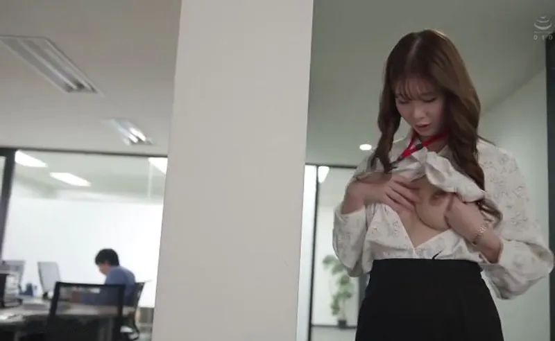 Bí ẩn đằng sau cô nhân viên giao diện chỉn chu nghiêm nghị, hóa ra chính là "nữ thần dâm đãng" đích thực.