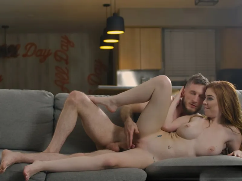 đang tăng ca mà cô bạn gái cứ dùng lỗ lồn dụ tôi doggy cùng em